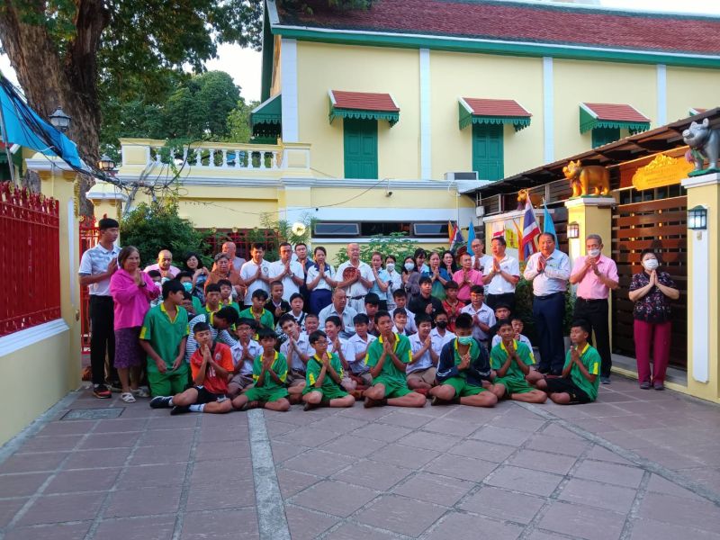 กิจกรรมทำบุญตักบาตรในช่วงเช้า ณ วัดเทพศิรินทราวาส