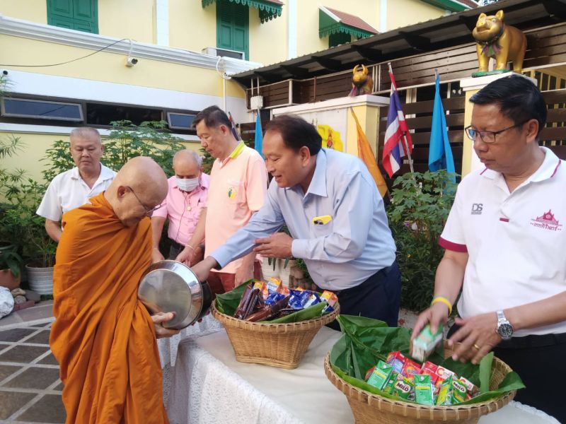 กิจกรรมทำบุญตักบาตรในช่วงเช้า ณ วัดเทพศิรินทราวาส