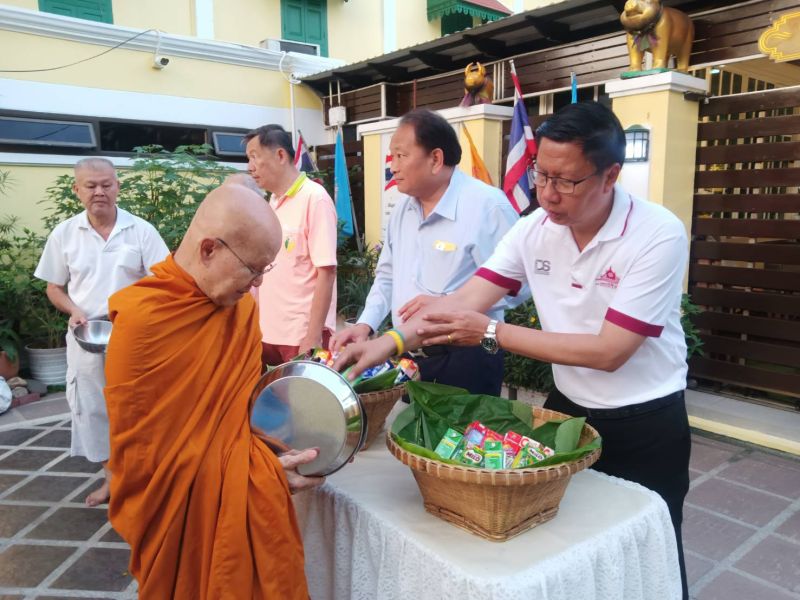 กิจกรรมทำบุญตักบาตรในช่วงเช้า ณ วัดเทพศิรินทราวาส