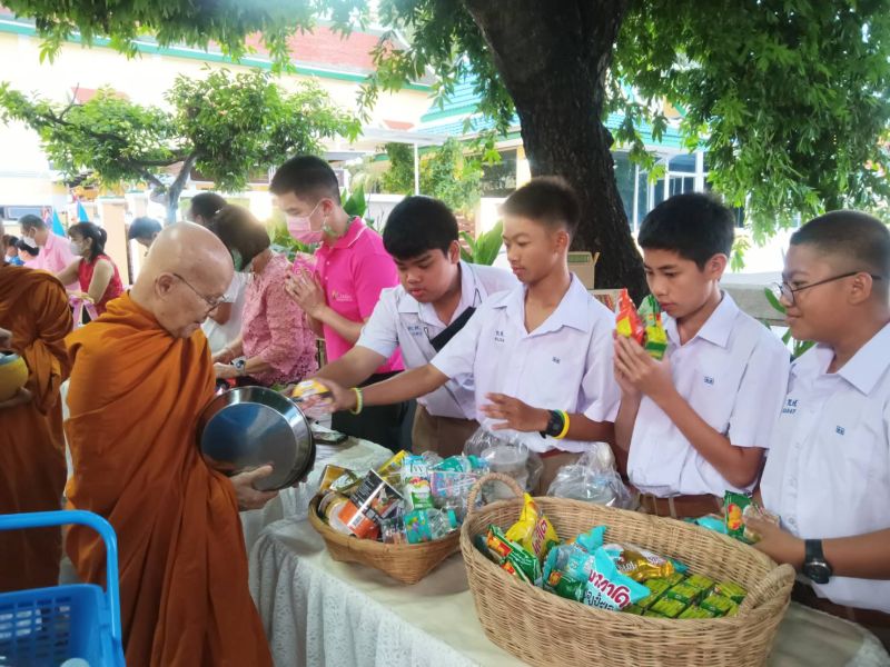 กิจกรรมทำบุญตักบาตรในช่วงเช้า ณ วัดเทพศิรินทราวาส