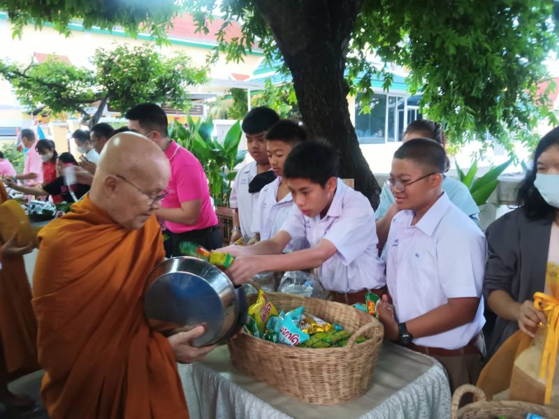 กิจกรรมทำบุญตักบาตรในช่วงเช้า ณ วัดเทพศิรินทราวาส