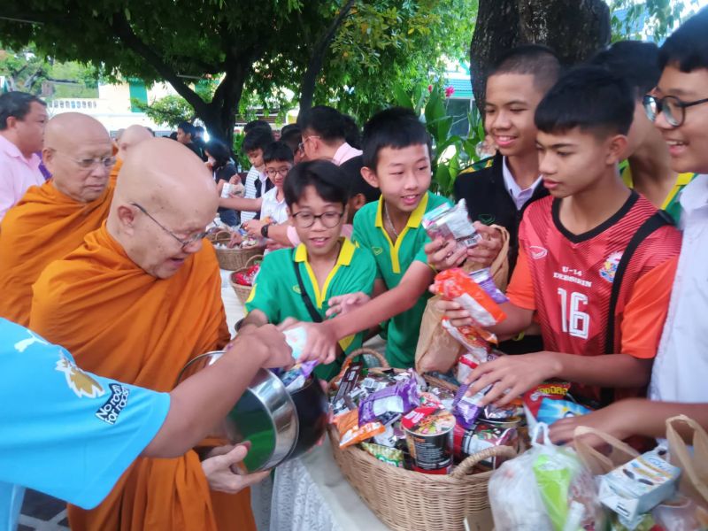 กิจกรรมทำบุญตักบาตรในช่วงเช้า ณ วัดเทพศิรินทราวาส