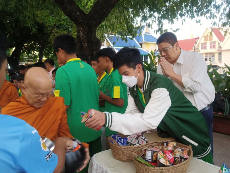 กิจกรรมทำบุญตักบาตรในช่วงเช้า ณ วัดเทพศิรินทราวาส