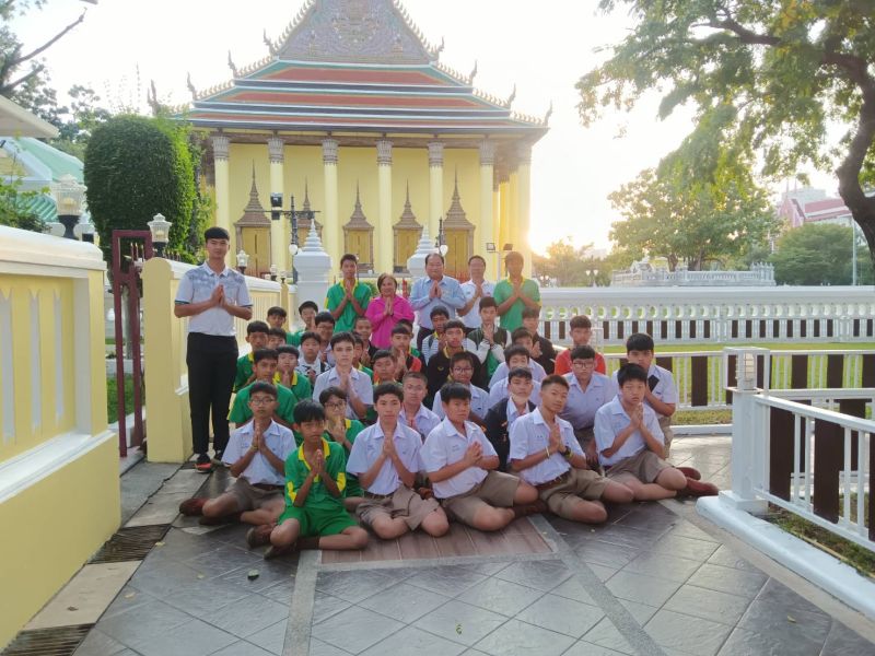 กิจกรรมทำบุญตักบาตรในช่วงเช้า ณ วัดเทพศิรินทราวาส