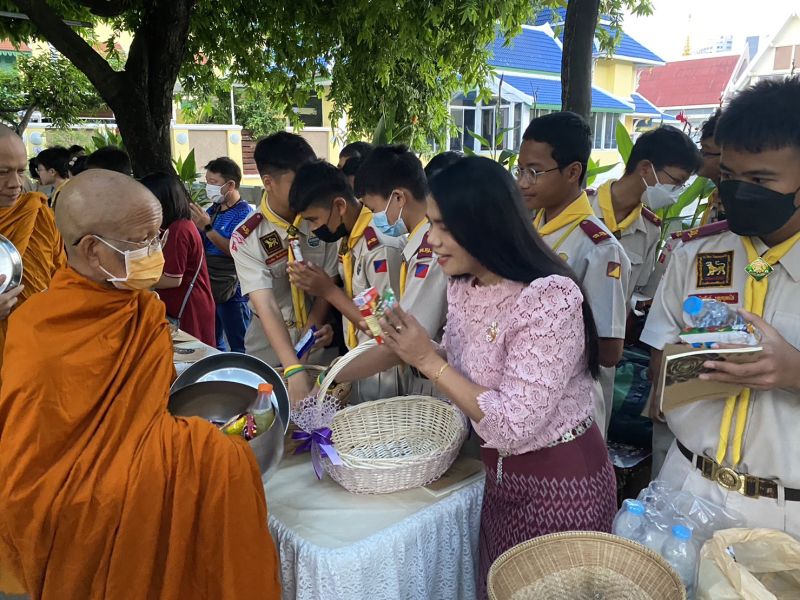 กิจกรรมทำบุญตักบาตรในช่วงเช้า ณ วัดเทพศิรินทราวาส