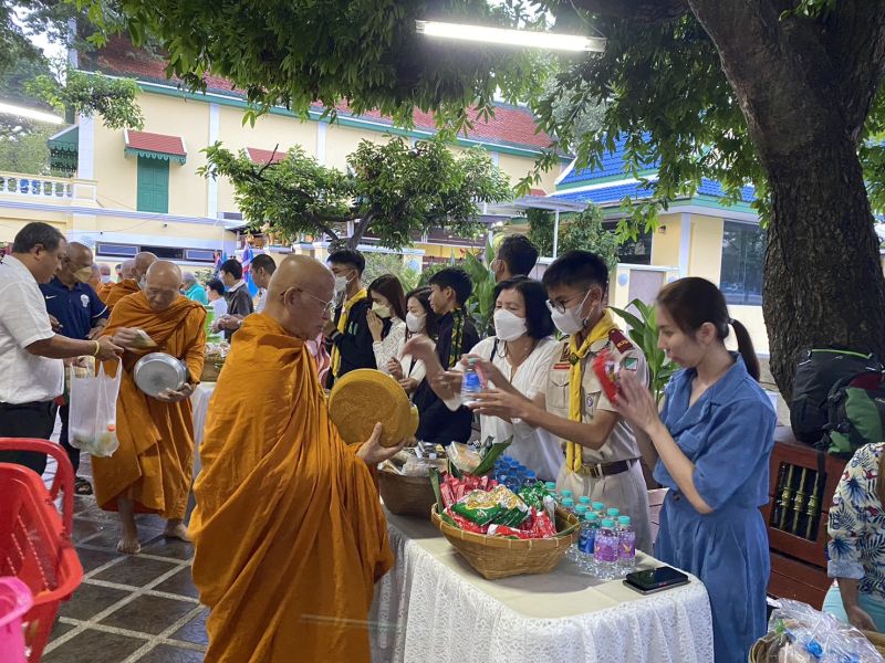 กิจกรรมทำบุญตักบาตรในช่วงเช้า ณ วัดเทพศิรินทราวาส