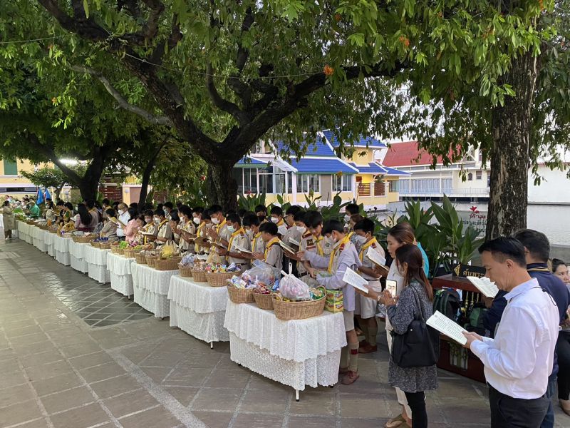 กิจกรรมทำบุญตักบาตรในช่วงเช้า ณ วัดเทพศิรินทราวาส
