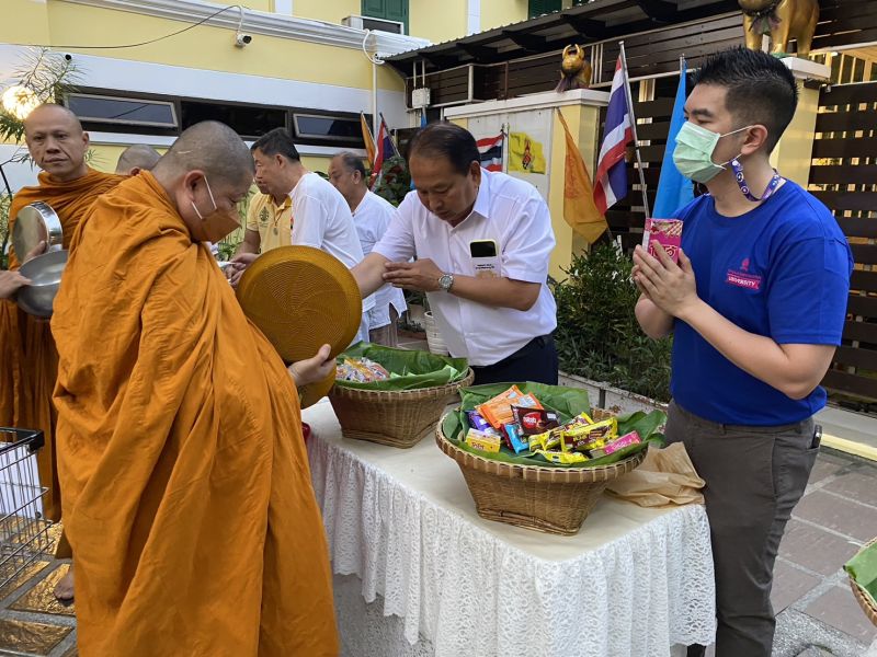 กิจกรรมทำบุญตักบาตรในช่วงเช้า ณ วัดเทพศิรินทราวาส