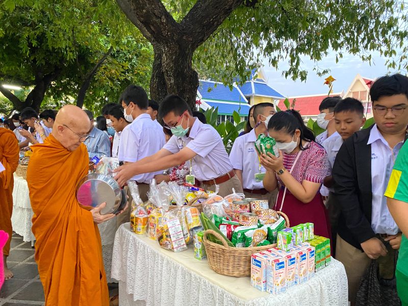 กิจกรรมทำบุญตักบาตรในช่วงเช้า ณ วัดเทพศิรินทราวาส