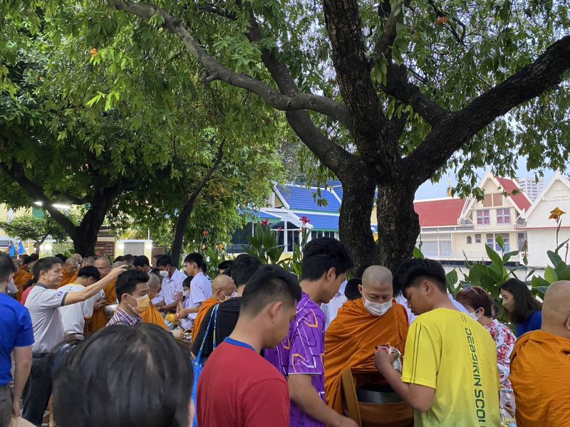 กิจกรรมทำบุญตักบาตรในช่วงเช้า ณ วัดเทพศิรินทราวาส