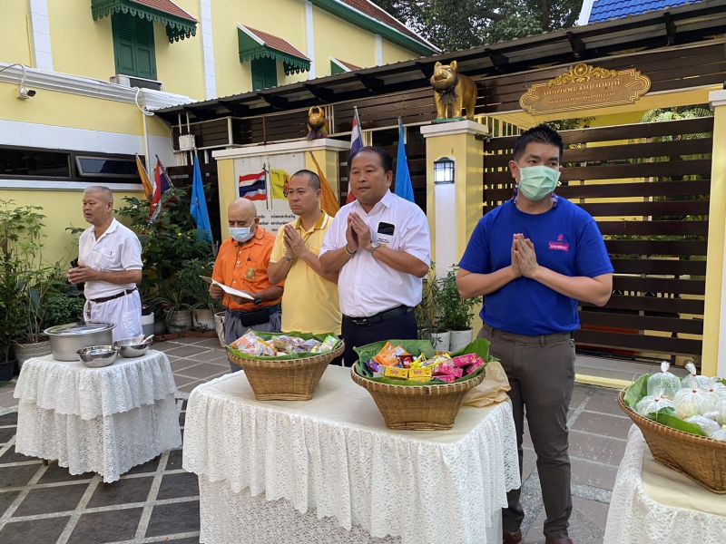 กิจกรรมทำบุญตักบาตรในช่วงเช้า ณ วัดเทพศิรินทราวาส