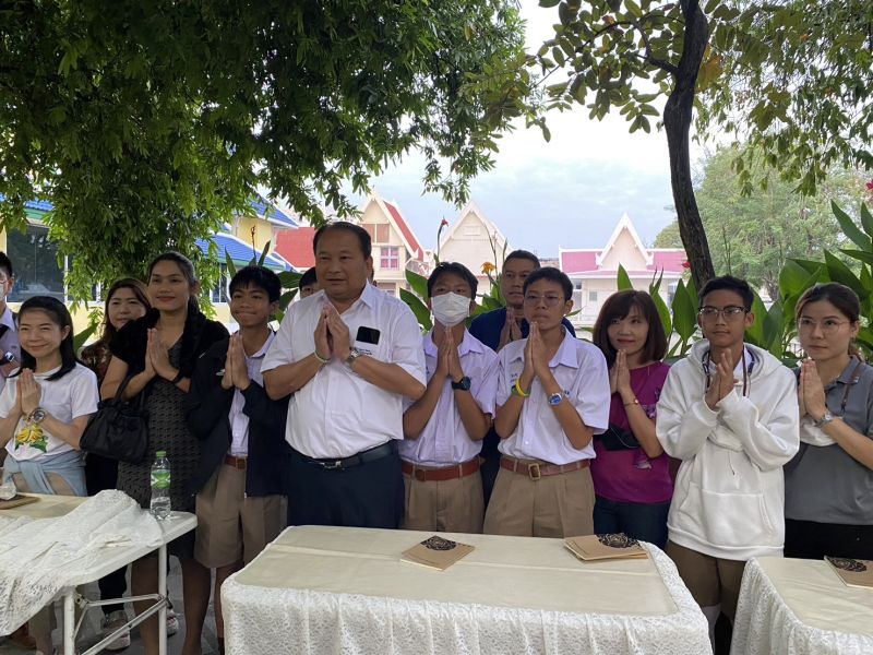 กิจกรรมทำบุญตักบาตรในช่วงเช้า ณ วัดเทพศิรินทราวาส