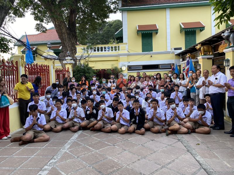 กิจกรรมทำบุญตักบาตรในช่วงเช้า ณ วัดเทพศิรินทราวาส