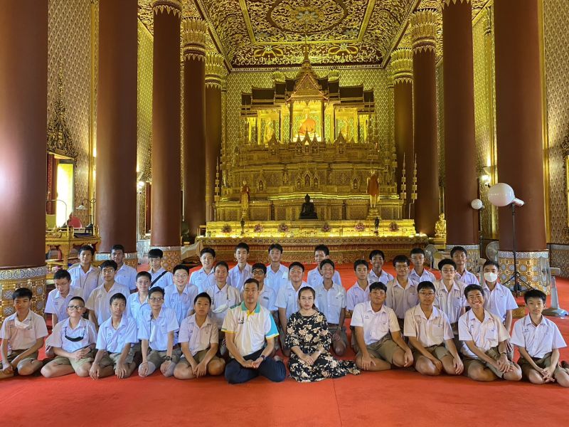 กิจกรรมทำบุญตักบาตรในช่วงเช้า ณ วัดเทพศิรินทราวาส