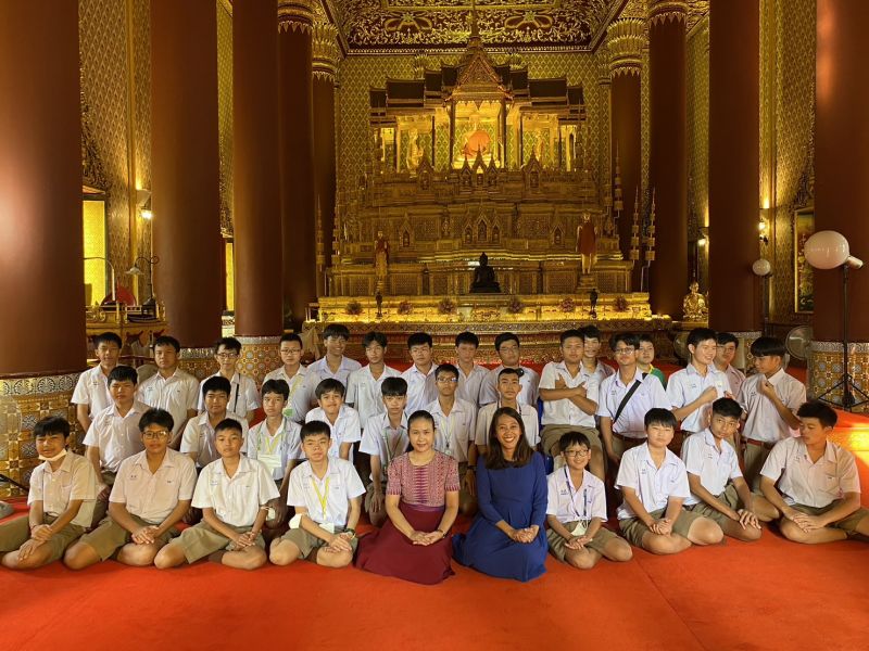 กิจกรรมทำบุญตักบาตรในช่วงเช้า ณ วัดเทพศิรินทราวาส