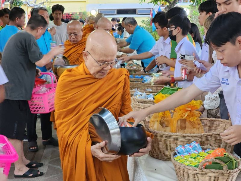 กิจกรรมทำบุญตักบาตรในช่วงเช้า ณ วัดเทพศิรินทราวาส