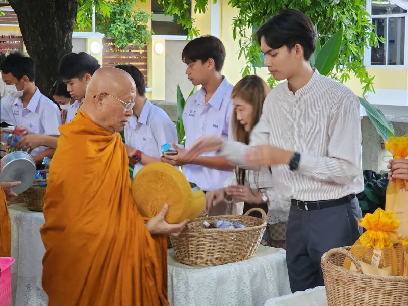 กิจกรรมทำบุญตักบาตรในช่วงเช้า ณ วัดเทพศิรินทราวาส