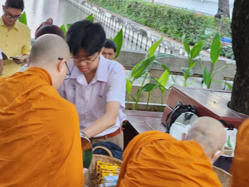 กิจกรรมทำบุญตักบาตรในช่วงเช้า ณ วัดเทพศิรินทราวาส