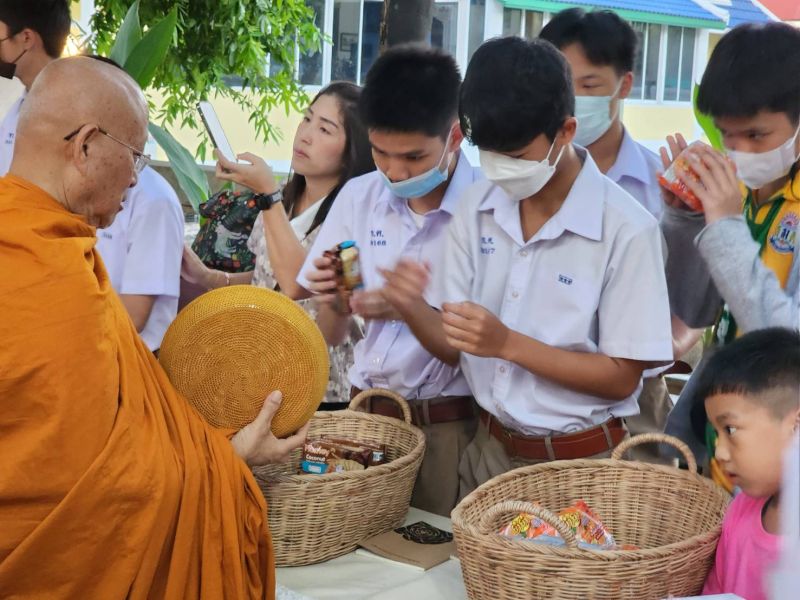 กิจกรรมทำบุญตักบาตรในช่วงเช้า ณ วัดเทพศิรินทราวาส