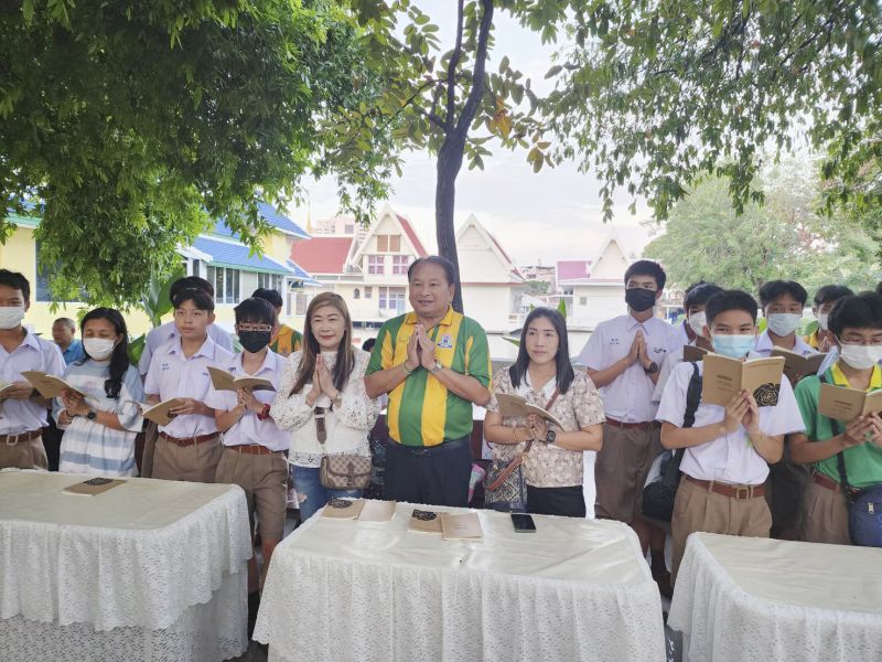 กิจกรรมทำบุญตักบาตรในช่วงเช้า ณ วัดเทพศิรินทราวาส