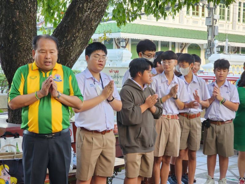 กิจกรรมทำบุญตักบาตรในช่วงเช้า ณ วัดเทพศิรินทราวาส