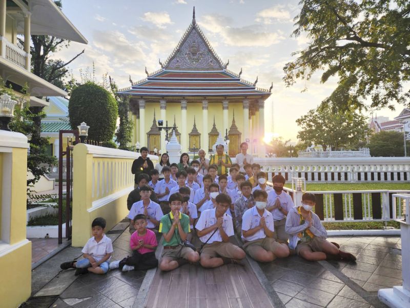 กิจกรรมทำบุญตักบาตรในช่วงเช้า ณ วัดเทพศิรินทราวาส