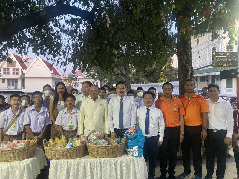 กิจกรรมทำบุญตักบาตรในช่วงเช้า ณ วัดเทพศิรินทราวาส