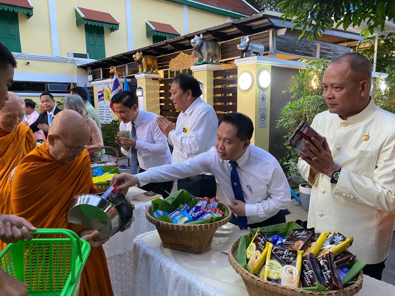 กิจกรรมทำบุญตักบาตรในช่วงเช้า ณ วัดเทพศิรินทราวาส