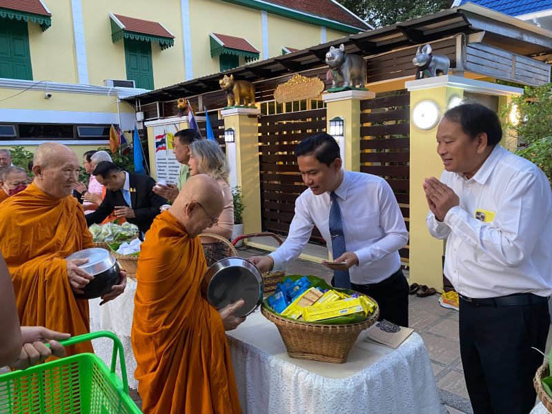 กิจกรรมทำบุญตักบาตรในช่วงเช้า ณ วัดเทพศิรินทราวาส