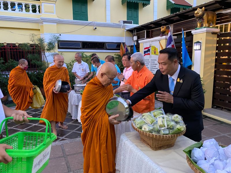 กิจกรรมทำบุญตักบาตรในช่วงเช้า ณ วัดเทพศิรินทราวาส