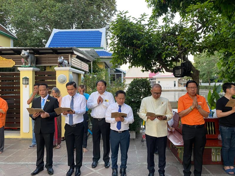 กิจกรรมทำบุญตักบาตรในช่วงเช้า ณ วัดเทพศิรินทราวาส