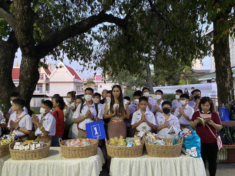 กิจกรรมทำบุญตักบาตรในช่วงเช้า ณ วัดเทพศิรินทราวาส