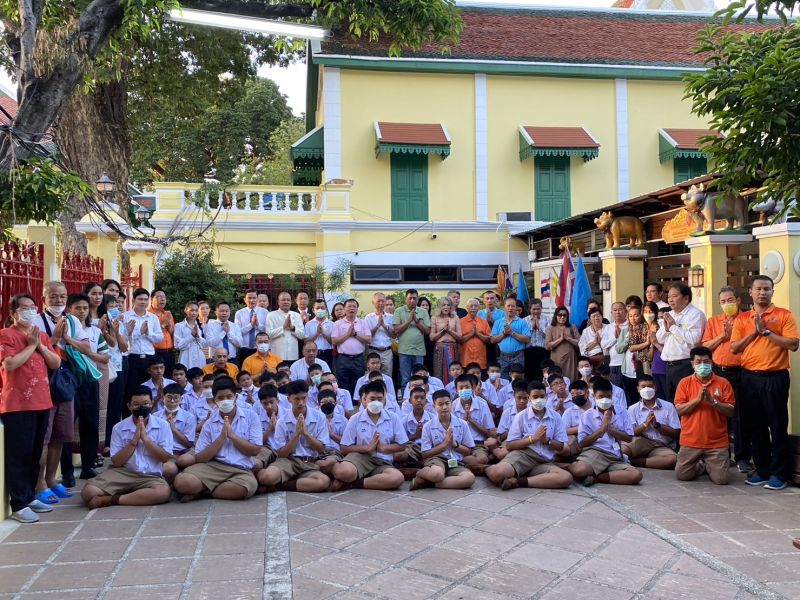 กิจกรรมทำบุญตักบาตรในช่วงเช้า ณ วัดเทพศิรินทราวาส