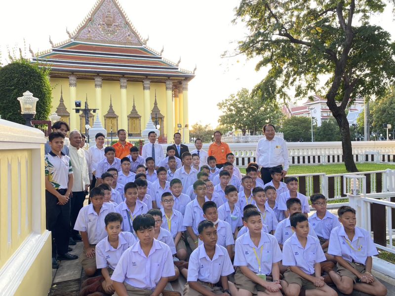 กิจกรรมทำบุญตักบาตรในช่วงเช้า ณ วัดเทพศิรินทราวาส
