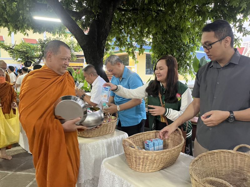 กิจกรรมทำบุญตักบาตรในช่วงเช้า ณ วัดเทพศิรินทราวาส