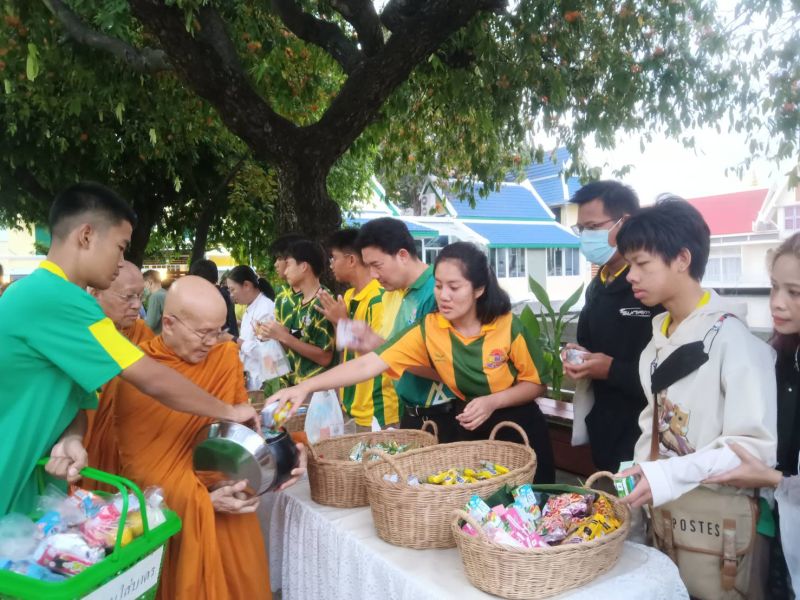กิจกรรมทำบุญตักบาตรในช่วงเช้า ณ วัดเทพศิรินทราวาส