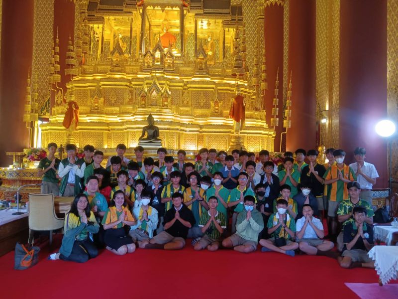 กิจกรรมทำบุญตักบาตรในช่วงเช้า ณ วัดเทพศิรินทราวาส