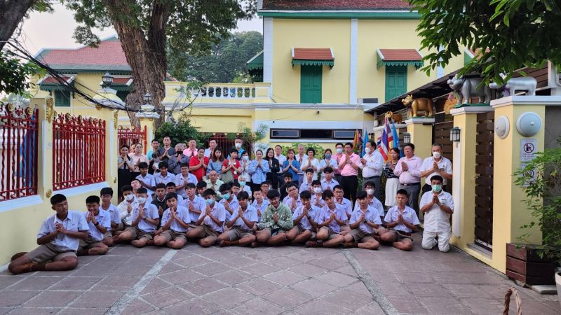 กิจกรรมทำบุญตักบาตรในช่วงเช้า ณ วัดเทพศิรินทราวาส