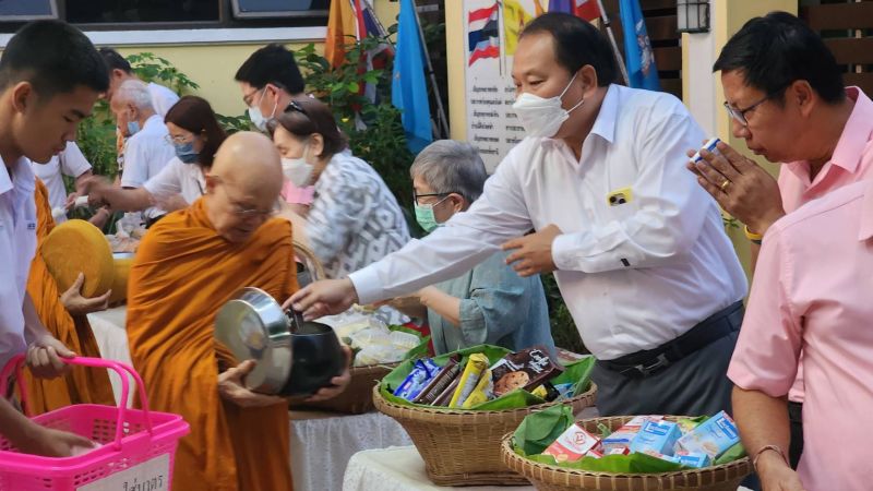กิจกรรมทำบุญตักบาตรในช่วงเช้า ณ วัดเทพศิรินทราวาส