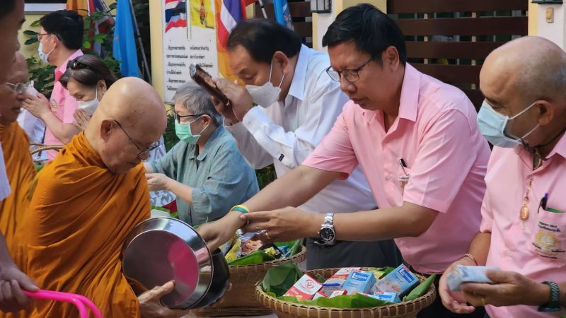 กิจกรรมทำบุญตักบาตรในช่วงเช้า ณ วัดเทพศิรินทราวาส