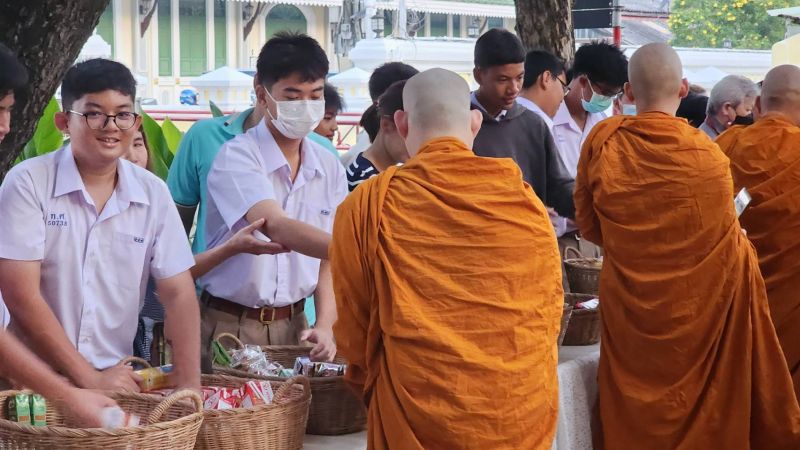 กิจกรรมทำบุญตักบาตรในช่วงเช้า ณ วัดเทพศิรินทราวาส