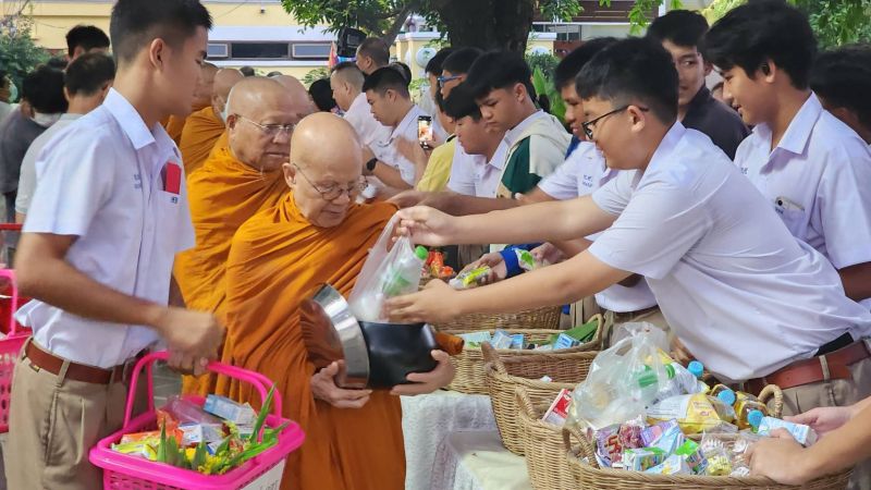 กิจกรรมทำบุญตักบาตรในช่วงเช้า ณ วัดเทพศิรินทราวาส