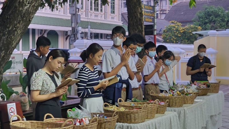 กิจกรรมทำบุญตักบาตรในช่วงเช้า ณ วัดเทพศิรินทราวาส