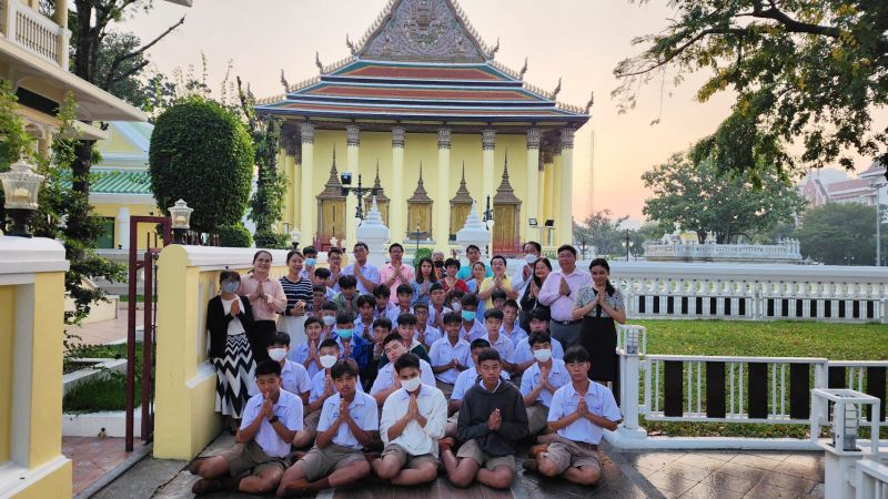 กิจกรรมทำบุญตักบาตรในช่วงเช้า ณ วัดเทพศิรินทราวาส