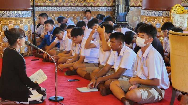 กิจกรรมทำบุญตักบาตรในช่วงเช้า ณ วัดเทพศิรินทราวาส