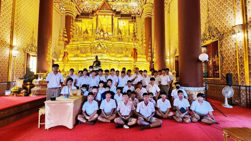กิจกรรมทำบุญตักบาตรในช่วงเช้า ณ วัดเทพศิรินทราวาส