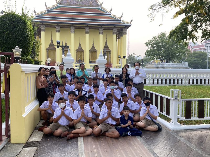 กิจกรรมทำบุญตักบาตรในช่วงเช้า ณ วัดเทพศิรินทราวาส