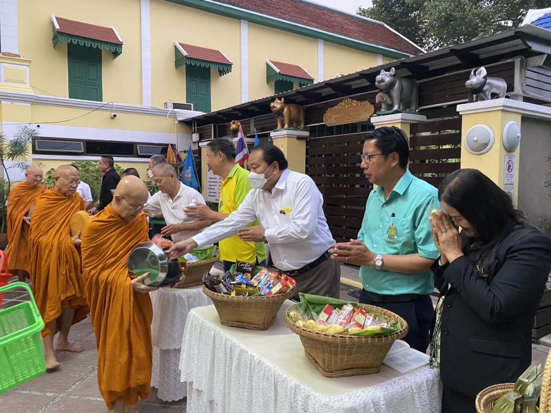 กิจกรรมทำบุญตักบาตรในช่วงเช้า ณ วัดเทพศิรินทราวาส