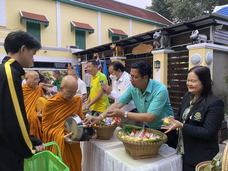 กิจกรรมทำบุญตักบาตรในช่วงเช้า ณ วัดเทพศิรินทราวาส
