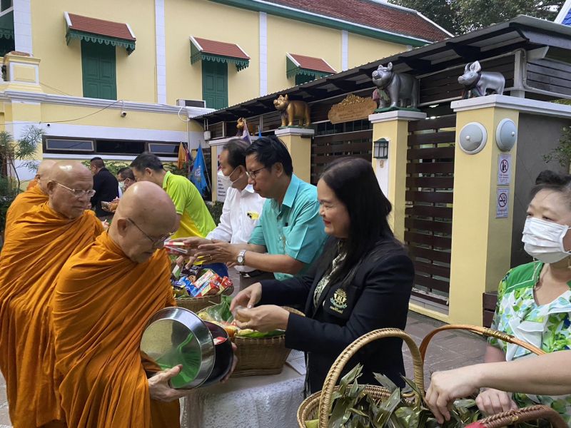 กิจกรรมทำบุญตักบาตรในช่วงเช้า ณ วัดเทพศิรินทราวาส